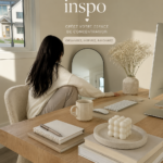 Bureau à domicile moderne avec décor inspirant et fonctionnel