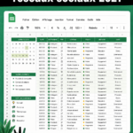 Femme organisant un calendrier éditorial pour les réseaux sociaux sur un bureau.
