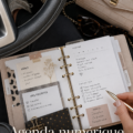 Une femme utilisant un planificateur numérique sur une tablette dans un environnement de travail chic.