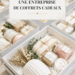 Présentation d'une boîte cadeau joliment préparée avec des éléments de décoration.
