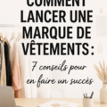 Femme créant un projet de marque de vêtements sur un bureau avec des échantillons de tissus.
