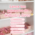 Une femme souriante montrant sa gamme de gloss à lèvres artisanaux.