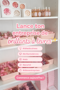 Une femme souriante montrant sa gamme de gloss à lèvres artisanaux.