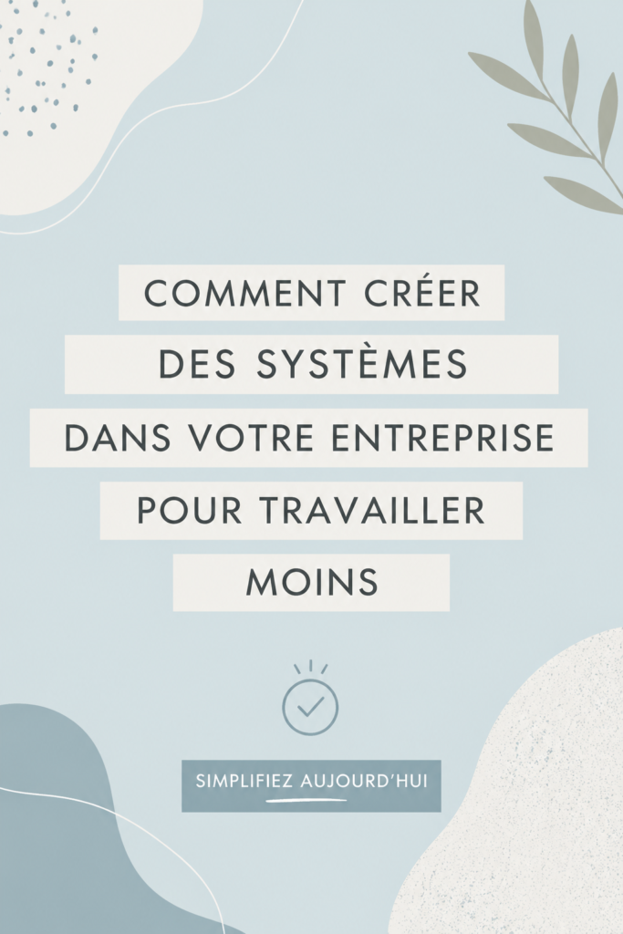 Femme d'affaires heureuse organisant son espace de travail, symbolisant la création de systèmes pour améliorer la productivité.