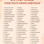 Femme souriante discutant de ses idées d'entreprise avec un ordinateur portable