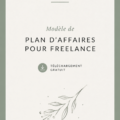 Un modèle de business plan sur un bureau avec un ordinateur portable et un carnet. Idéal pour les freelances.