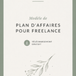 Un modèle de business plan sur un bureau avec un ordinateur portable et un carnet. Idéal pour les freelances.