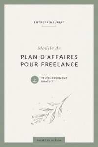 Un modèle de business plan sur un bureau avec un ordinateur portable et un carnet. Idéal pour les freelances.