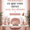 Femme souriante assise à un bureau en train d'écrire un eBook sur son ordinateur.
