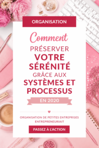 Femme travaillant sereinement dans un bureau bien organisé