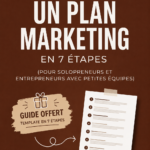 Femme d'affaires rédigeant un plan marketing avec des notes et un ordinateur dans un environnement chaleureux