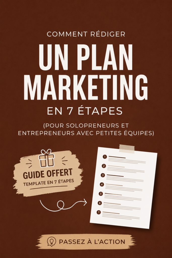 Femme d'affaires rédigeant un plan marketing avec des notes et un ordinateur dans un environnement chaleureux