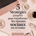 Femme utilisant son smartphone pour gérer ses réseaux sociaux avec un sourire, évoquant la monétisation en ligne.