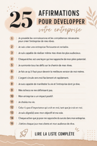 Une femme souriante rédige des affirmations positives sur son carnet pour stimuler son entreprise.