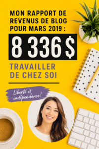Femme travaillant de chez elle sur un ordinateur portable, représentant le travail à distance et le blogging.