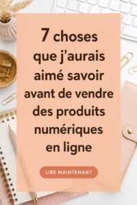 Une femme souriante travaillant sur son ordinateur, représentant une entrepreneuse numérique lancant son activité.