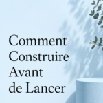 Femme d'affaires souriante discutant de stratégies de lancement de marque.