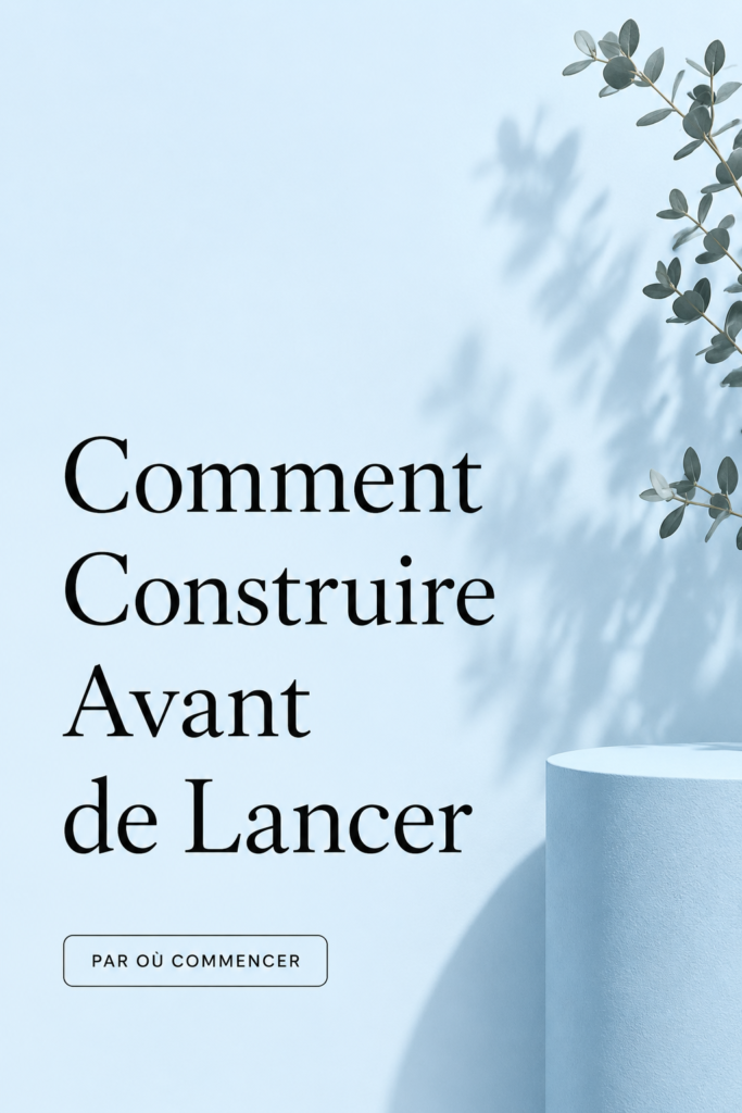 Femme d'affaires souriante discutant de stratégies de lancement de marque.