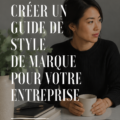 Guide de style d'entreprise sur une table avec des échantillons de couleurs