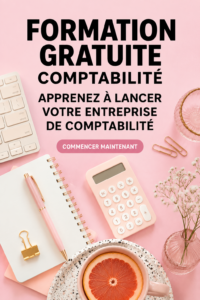 Femme souriante travaillant sur sa comptabilité à domicile.