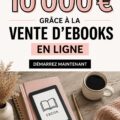 Une femme heureuse travaillant sur son ordinateur tout en écrivant un e-book.