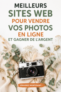 Femme photographe souriante devant son ordinateur avec des photos imprimées.