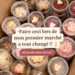 Femme souriante à son stand de marché, présentant des produits faits maison.