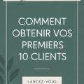 Une femme discutant avec une cliente potentielle dans un cadre professionnel.
