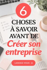 Une femme d'affaires souriante, planifiant son projet entrepreneurial avec un ordinateur et des documents.