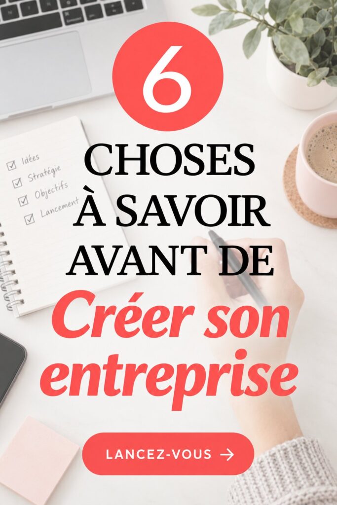 Une femme d'affaires souriante, planifiant son projet entrepreneurial avec un ordinateur et des documents.