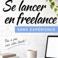 Femme freelance travaillant sur son ordinateur avec un sourire inspiré.