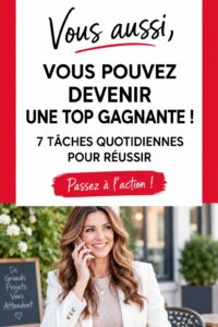 Une femme souriante travaillant sur son ordinateur avec des notes sur son bureau, symbolisant la productivité et le succès.