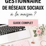 Femme travaillant sur son ordinateur à domicile en tant que Community Manager.