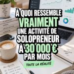 Femme travaillant sur son ordinateur dans un cadre inspirant pour solopreneurs.