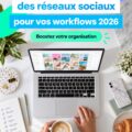 Femme utilisant un ordinateur portable pour gérer les réseaux sociaux avec des outils numériques.
