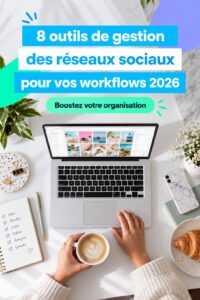 Femme utilisant un ordinateur portable pour gérer les réseaux sociaux avec des outils numériques.