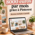 Femme souriante tenant une tasse de café en consultant Pinterest sur un ordinateur